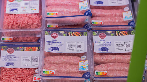 Fleischwaren liegen bei ALDI SÜD in Kühlschränken nach Haltungsform sortiert. Stufe 1 soll langfristig nicht länger angeboten werden.