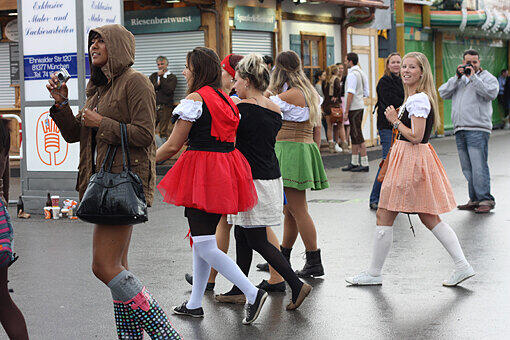 Das Tragen von Tracht nimmt seit den 1990er Jahren immer mehr zu. Doch auch andere "Verkleidungen" sind auf der Wiesn mehr als beliebt: Beispielsweise das Sexy-Einteiler-Dirndl - bevorzugt getragen von englischsprachigen Besucherinnen.