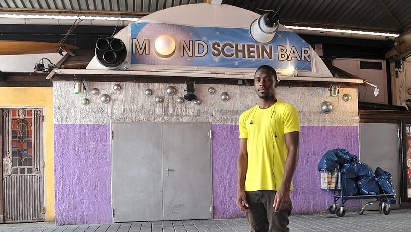 Die „Mondscheinbar“ in der Münchner „Kultfabrik“. Hier wollte Student Manuel feiern – und durfte wegen seiner Hautfarbe nicht rein. Das Bild hat die AZ einige Tage später aufgenommen. Die „Mondscheinbar“ in der Münchner „Kultfabrik“. Hier wollte Student Manuel feiern – und durfte wegen seiner Hautfarbe nicht rein. Das Bild hat die AZ einige Tage später aufgenommen.