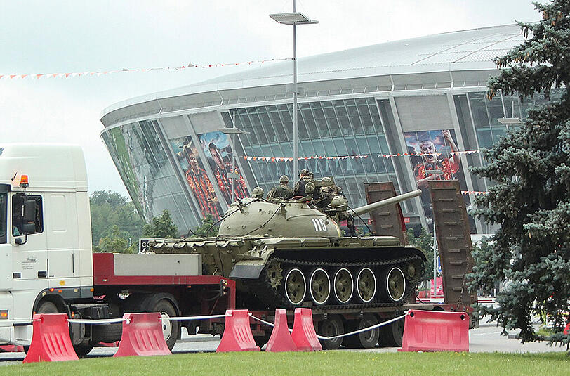 Panzer statt Fans vor der Donbass Arena, der eigentlichen Heimstätte von Schachtjor Donezk.