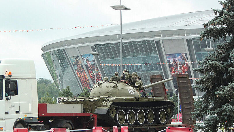 Panzer statt Fans vor der Donbass Arena, der eigentlichen Heimstätte von Schachtjor Donezk. Panzer statt Fans vor der Donbass Arena, der eigentlichen Heimstätte von Schachtjor Donezk.