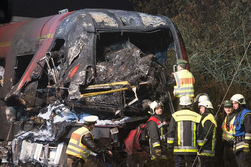 Schlimmer Zugunfall in der Oberpfalz: Durch die extreme Hitzeentwichklung konnte sich die Feuerwehr nicht sofort dem Zug nähern.