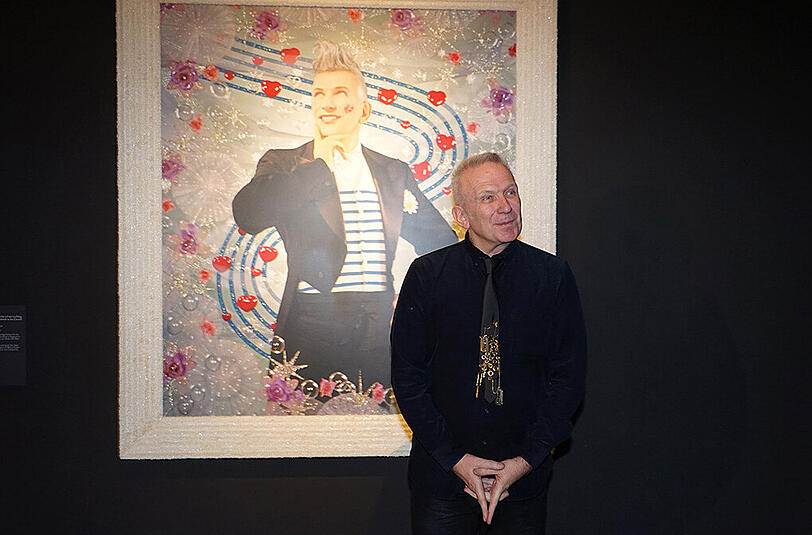 Der französische Star Designer Jean Paul Gaultier war am Dienstag zu Besuch in München. Er überreichte der Münchner Aids-Hilfe einen Scheck über 100.000 Dollar.