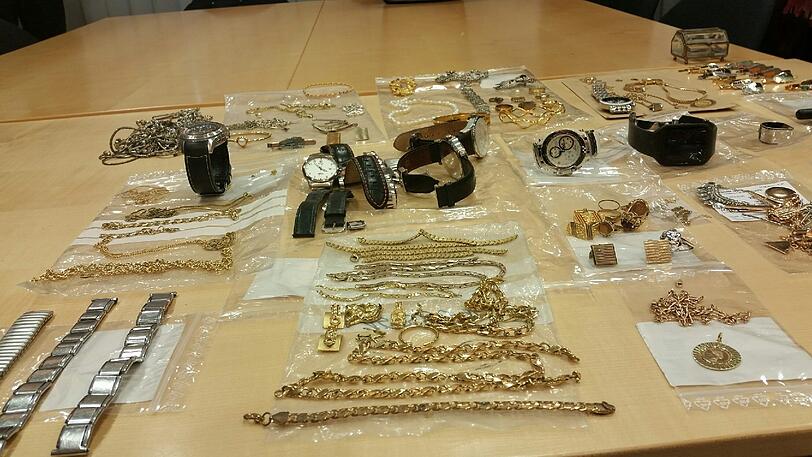 Die Täter erbeuteten Schmuck und Uhren, der bisher noch nicht vollständig zugeordnet werden konnte.