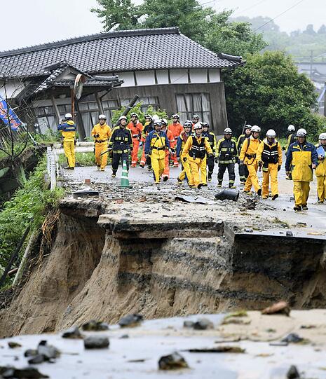 Katastrophenhelfer suchen in Asakura nach Vermissten.
