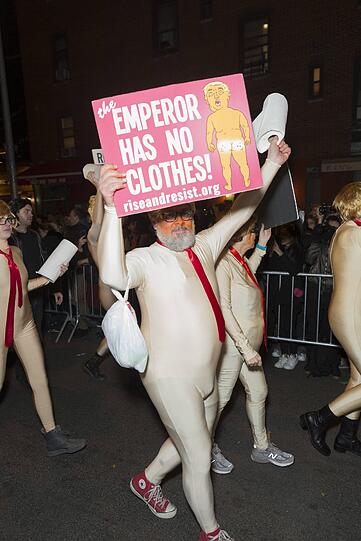 Terror-Angst? Von wegen! Die New Yorker feierten nicht nur Halloween, sondern zeigten damit gleichzeitig den Terroristen die kalte Schulter.