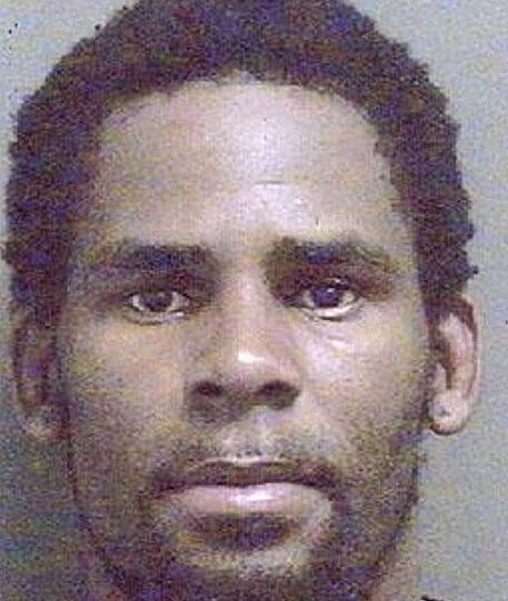 Sänger R. Kelly wurde 2002 verhaftet, nachdem er wegen Kinderpornografie angeklagt worden war. Später wurde das Verfahren eingestellt.