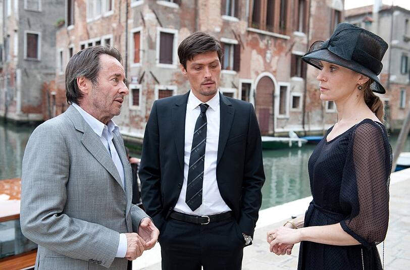 Brunetti (Uwe Kockisch, links) hat noch Fragen an den Verdächtigen Maurizio Fulgoni (Stipe Erceg) und dessen Frau Sofia (Jeanette Hain).