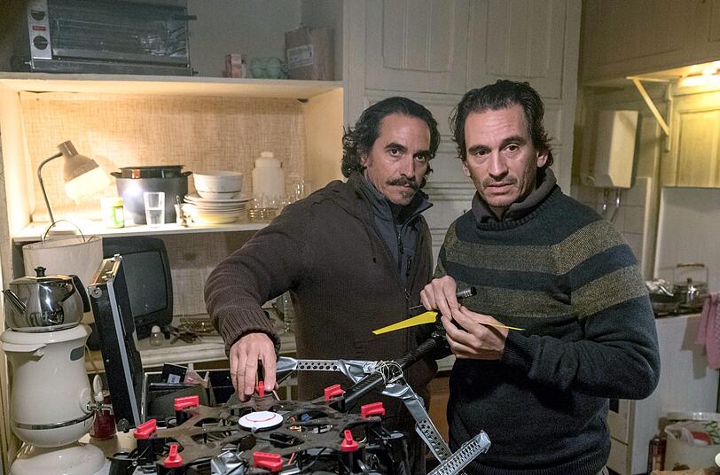 Martin und Mirhat Rojan (Diego und Cuco Wallraff) beim Bau einer Drohne