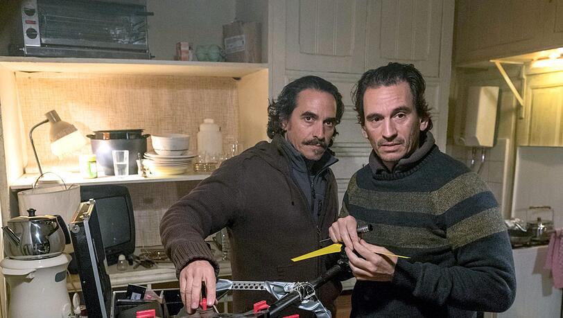 Martin und Mirhat Rojan (Diego und Cuco Wallraff) beim Bau einer Drohne Martin und Mirhat Rojan (Diego und Cuco Wallraff) beim Bau einer Drohne