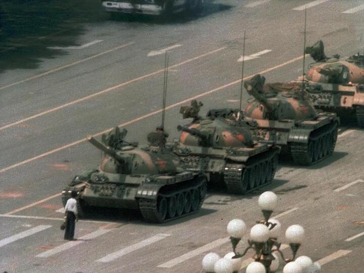 Allein gegen die Panzer: Ein Mann stellt sich auf der Changan Avenue am Platz des Himmlischen Friedens einem ganzen Konvoi entgegen.