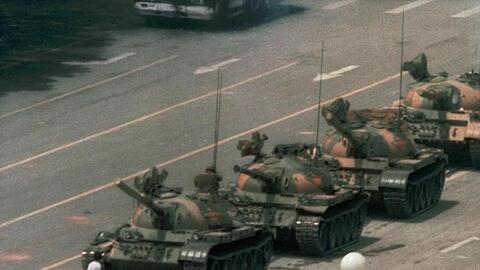 Allein gegen die Panzer: Ein Mann stellt sich auf der Changan Avenue am Platz des Himmlischen Friedens einem ganzen Konvoi entgegen.