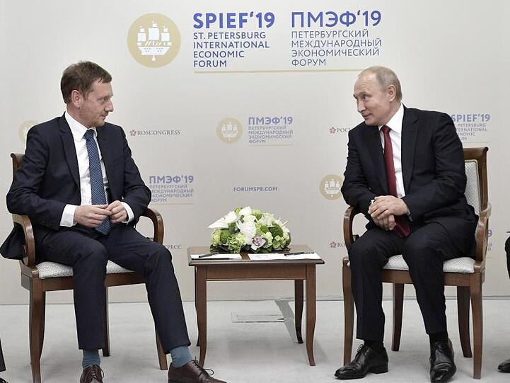Sachsens Ministerpräsident Michael Kretschmer trifft Russlands Präsidenten Wladimir Putin im Rahmen des Internationalen Wirtschaftsforums in St. Petersburg.