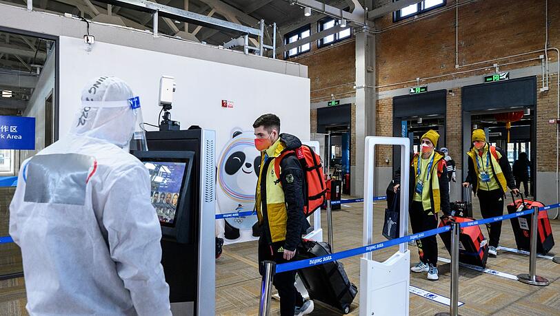 Mitglieder des Team Deutschland passieren die Sicherheitskontrolle nach ihrer Ankunft im Olympischen Dorf.