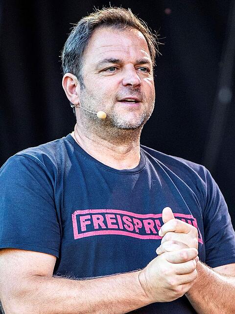 Martin Rütter spricht in  seinem Podcast über Schlager-Star Roger Whittaker.