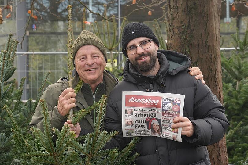 Rupi Bauer (l.) ist seit vielen Jahren Partner der AZ-Aktion. Inzwischen wird er von seinem Sohn Marko beim Christbaum-Verkauf unterstützt.