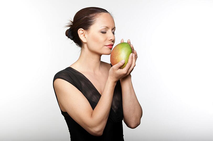 Auch bei der Mango sollten Sie nicht Ihren Augen, sondern Ihrer Nase trauen. Die Farbe sagt nichts über die Reife aus, der Geruch ist allerdings intensiv, wenn die Mango reif ist. Außerdem ist eine bei Druck nachgebende Schale ein Indiz für einen guten Reifegrad. Auch bei der Mango sollten Sie nicht Ihren Augen, sondern Ihrer Nase trauen. Die Farbe sagt nichts über die Reife aus, der Geruch ist allerdings intensiv, wenn die Mango reif ist. Außerdem ist eine bei Druck nachgebende Schale ein Indiz für einen guten Reifegrad.