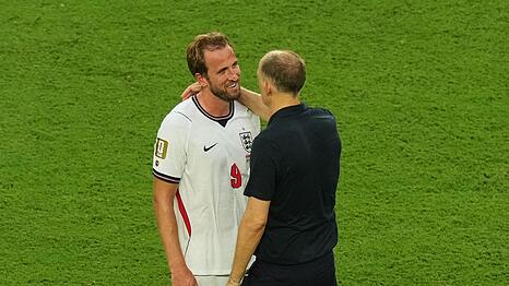 Englands Nationaltrainer Thomas Tuchel (r) schw&auml;rmt von seinem St&uuml;rmer Harry Kane. (Archivbild)