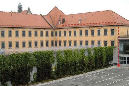 Die Häftlinge liefen übers Dach zur vorderen Ecke und seilten sich zum Parkplatz ab.