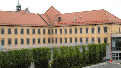 Die Häftlinge liefen übers Dach zur vorderen Ecke und seilten sich zum Parkplatz ab. Die Häftlinge liefen übers Dach zur vorderen Ecke und seilten sich zum Parkplatz ab.