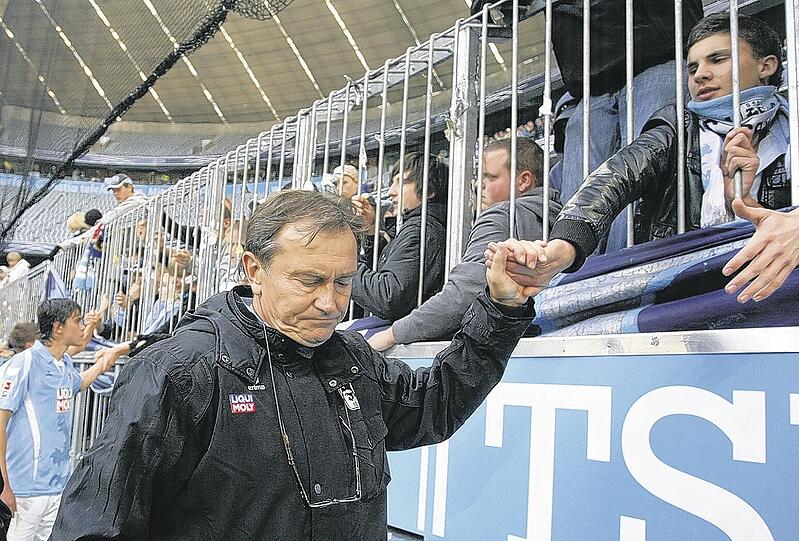 Das Abklatschen mit den Fans fällt Ewald Lienen immer schwerer, aber er macht&rsquo;s trotzdem &ndash; aus &bdquo;Respekt und Anstand&ldquo;.Foto: sampics/Augenklick