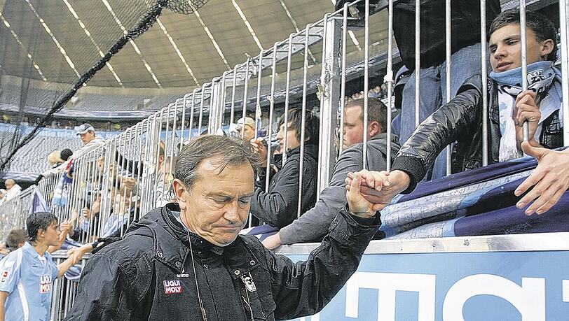 Das Abklatschen mit den Fans fällt Ewald Lienen immer schwerer, aber er macht’s trotzdem – aus „Respekt und Anstand“.Foto: sampics/Augenklick Das Abklatschen mit den Fans fällt Ewald Lienen immer schwerer, aber er macht’s trotzdem – aus „Respekt und Anstand“.Foto: sampics/Augenklick