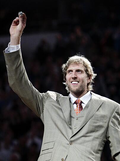 Aus den USA meldete sich Basketball-Star Dirk Nowitzki, der das Spiel am Fernsehen verfolgte. &ldquo;Big D&bdquo;, wie er in der NBA auch genannt wird, prophezeit große Zeiten mit dem Duo. &ldquo;An Götze und Reus wird der BVB noch ne Menge Spaß haben&bdquo;, lobte Nowitzki über Twitter die beiden Basketball-Fans. Doch es war keineswegs leicht, die Bremer zu schlagen. Werder spielte erstaunlich gut nach dem personellen Umbruch, für den Trainer Thomas Schaaf den Mut besitzt. Schnell, schnörkellos und mit technischer Finesse, aber nur mit einem Tor durch Neuzugang Theodor Gebre Selassie (75.).