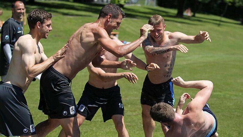 Moritz Stoppelkamp, Guillermo Vallori und Daniel Adlung machen Teammanager Florian Waitz nass (v.l.), Torwart Gabor Kiraly schauts aus sicherer Entfernung zu. Moritz Stoppelkamp, Guillermo Vallori und Daniel Adlung machen Teammanager Florian Waitz nass (v.l.), Torwart Gabor Kiraly schauts aus sicherer Entfernung zu.