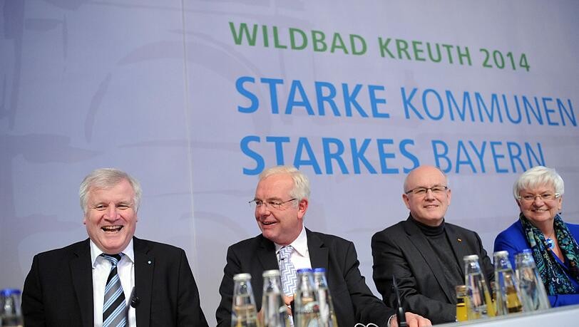 Der bayerische Ministerpräsident Horst Seehofer, der CSU-Fraktionsvorsitzende im bayerischen Landtag, Thomas Kreuzer, der Vorsitzende der CDU/CSU-Fraktion im Bundestag, Volker Kauder, und die Vorsitzende der CSU-Landesgruppe, Gerda Hasselfeldt (v.l.n.r) bei einer Sitzung während der Klausur der CSU-Landtagsfraktion in Wildbad Kreuth. Der bayerische Ministerpräsident Horst Seehofer, der CSU-Fraktionsvorsitzende im bayerischen Landtag, Thomas Kreuzer, der Vorsitzende der CDU/CSU-Fraktion im Bundestag, Volker Kauder, und die Vorsitzende der CSU-Landesgruppe, Gerda Hasselfeldt (v.l.n.r) bei einer Sitzung während der Klausur der CSU-Landtagsfraktion in Wildbad Kreuth.