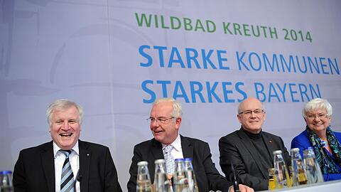 Der bayerische Ministerpräsident Horst Seehofer, der CSU-Fraktionsvorsitzende im bayerischen Landtag, Thomas Kreuzer, der Vorsitzende der CDU/CSU-Fraktion im Bundestag, Volker Kauder, und die Vorsitzende der CSU-Landesgruppe, Gerda Hasselfeldt (v.l.n.r) bei einer Sitzung während der Klausur der CSU-Landtagsfraktion in Wildbad Kreuth.