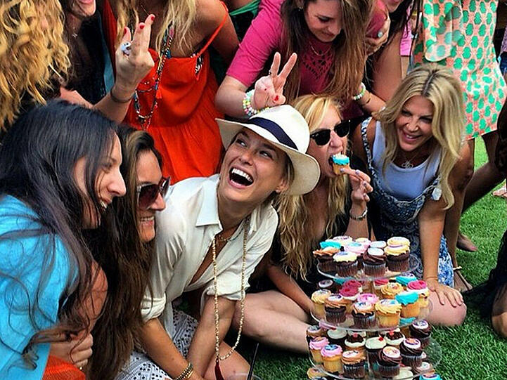 Bar Refaeli (Mitte) freut sich über eine gelungene Geburtstagsparty