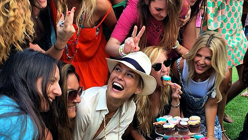 Bar Refaeli (Mitte) freut sich über eine gelungene Geburtstagsparty Bar Refaeli (Mitte) freut sich über eine gelungene Geburtstagsparty