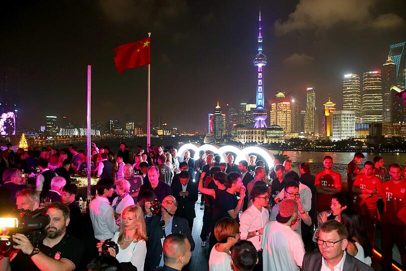 Die Bayern-Stars haben Spaß - über den Dächern von Shanghai. Die Bilder der AUDI Night