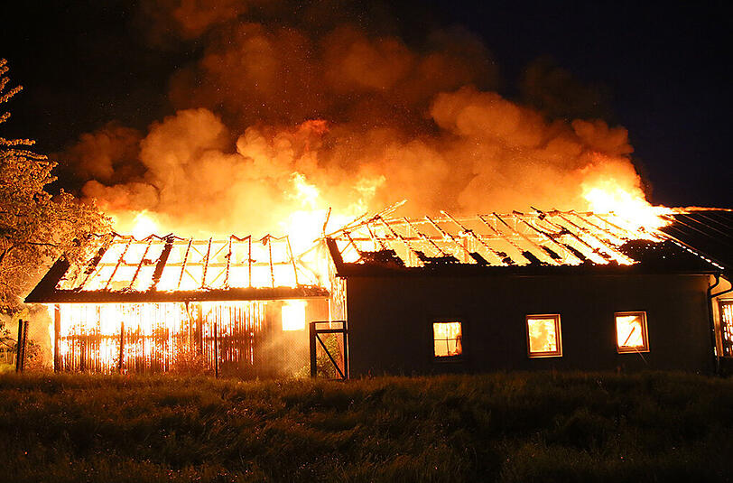 Ein Feuer hat die Lagerhalle komplett vernichtet. Die Bilder.