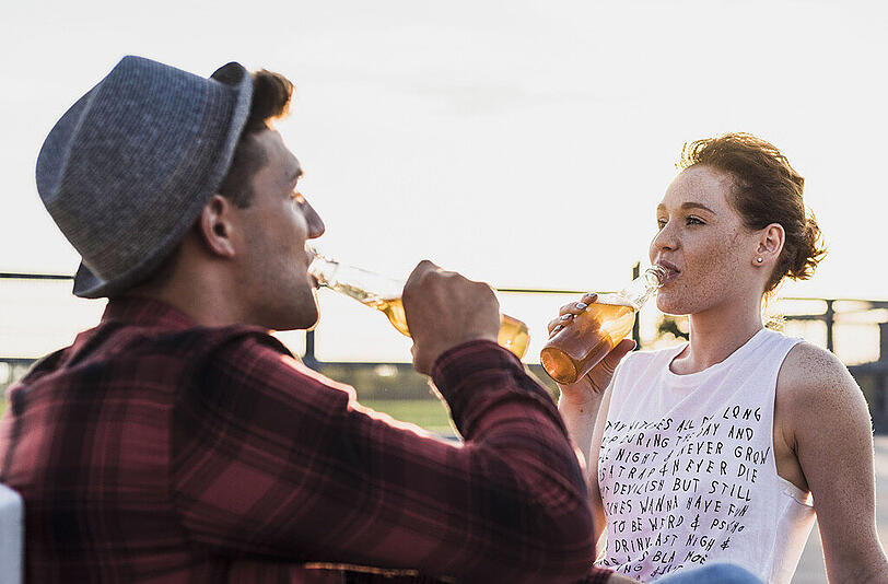 Alkohol macht uns nicht nur hemmungsloser, sondern lässt uns auch glückliche Menschen eher erkennen.