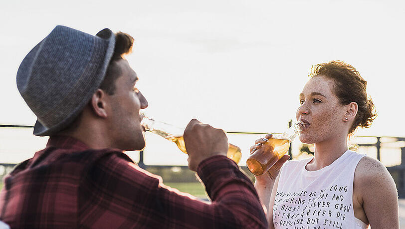 Alkohol macht uns nicht nur hemmungsloser, sondern lässt uns auch glückliche Menschen eher erkennen. Alkohol macht uns nicht nur hemmungsloser, sondern lässt uns auch glückliche Menschen eher erkennen.