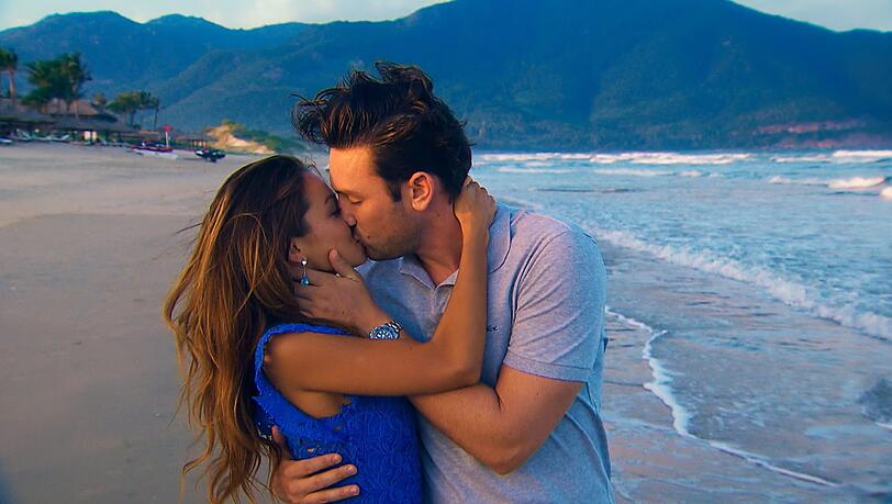Kristina und Daniel kommen sich nahe und küssen sich Kristina und Daniel kommen sich nahe und küssen sich