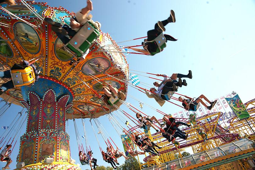 Wiesn-Stadtrat Manuel Pretzl hat Wiesn-Chef Josef Schmid im Arm.