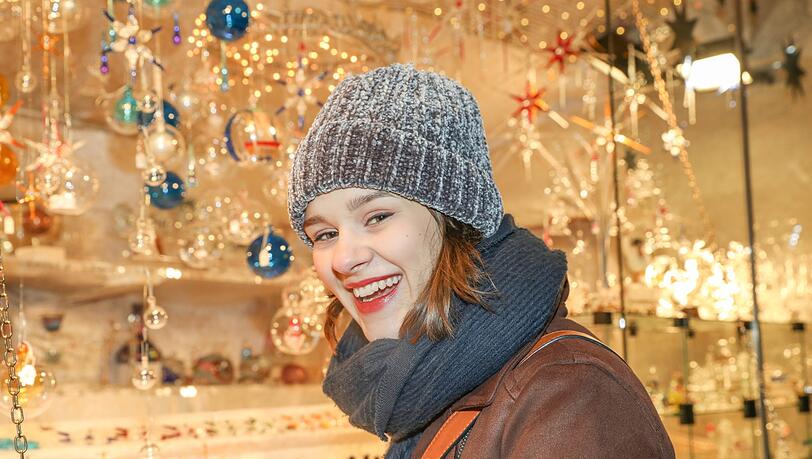 Die fabelhafte Welt des Münchner Christkindlmarktes: Sandra Leitner am Stand der Glasbläserei Molnar im Innenhof des Rathauses. Die fabelhafte Welt des Münchner Christkindlmarktes: Sandra Leitner am Stand der Glasbläserei Molnar im Innenhof des Rathauses.