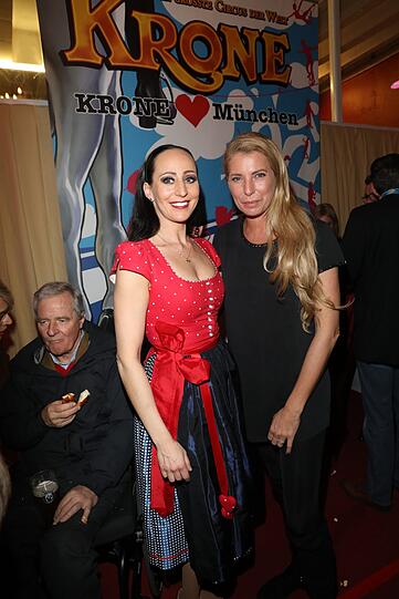 Jana Mandana Lacey-Krone mit Giulia Siegel