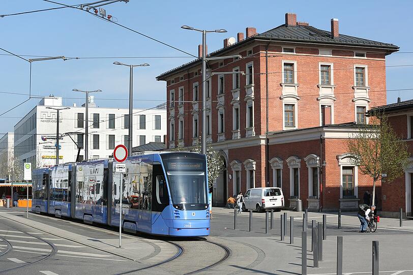 Hier sehnt sich der AZ-Fotograf nach etwas mehr Farbtupfern: das Pasinger Bahnhofsgebäude mit einer Trambahn davor und im Hintergrund die neueren Pasinger Hofgärten.
