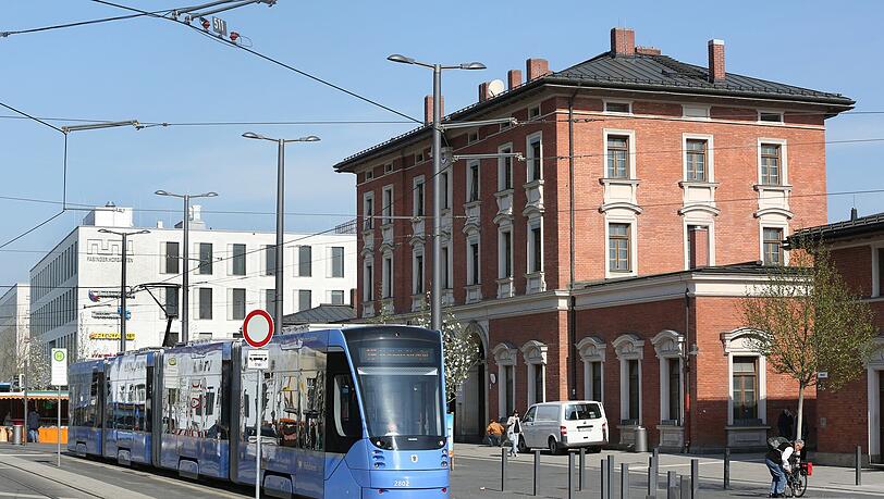 Hier sehnt sich der AZ-Fotograf nach etwas mehr Farbtupfern: das Pasinger Bahnhofsgebäude mit einer Trambahn davor und im Hintergrund die neueren Pasinger Hofgärten. Hier sehnt sich der AZ-Fotograf nach etwas mehr Farbtupfern: das Pasinger Bahnhofsgebäude mit einer Trambahn davor und im Hintergrund die neueren Pasinger Hofgärten.