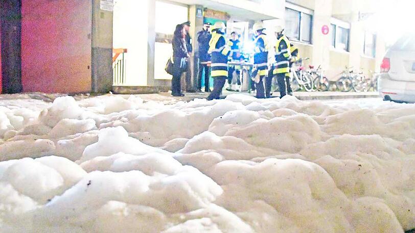 Bilder vom Feuerwehreinsatz in der Schwabinger Hesseloherstraße. Hier geriet Dämmmaterial in Brand, die Einsatzkräfte waren stundenlang im Einsatz.