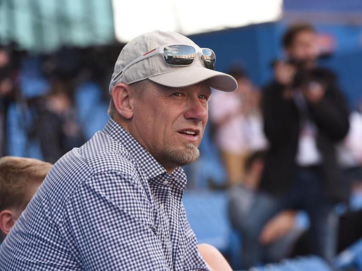 Der frühere Welttorhüter Peter Schmeichel beobachtet ein Training von Leicester City. Foto: Jorge Sanz Garcia/Pacific Press via ZUMA Wire/dpa/Archivbild