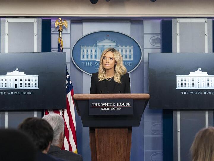 Kayleigh McEnany während einer Pressekonferenz im Weißen Haus.