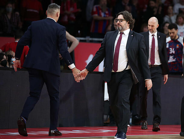 Handshake nach Spiel drei in München: Bayern-Trainer Andrea Trinchieri und Barça-Coach Sarunas Jasikevicius (l.). Handshake nach Spiel drei in München: Bayern-Trainer Andrea Trinchieri und Barça-Coach Sarunas Jasikevicius (l.).