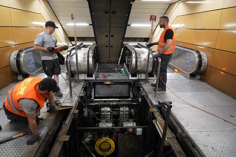 Der Rolltreppenmotor unterm Lenbachplatz liegt schon frei, bald werden die Monteure die mittlere U-Bahn-Rolltreppe anheben.