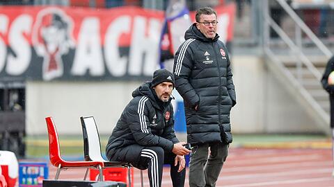 Der Nürnberger Trainer Dieter Hecking (r) und sein Assistenz-Trainer Cristian Fiel (l) beobachten das Spielgeschehen.
