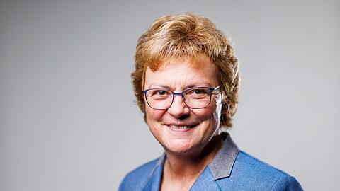 Monika Hohlmeier MdEP (CSU, Fraktion EVP) steht in einem mobilen Fotostudio.