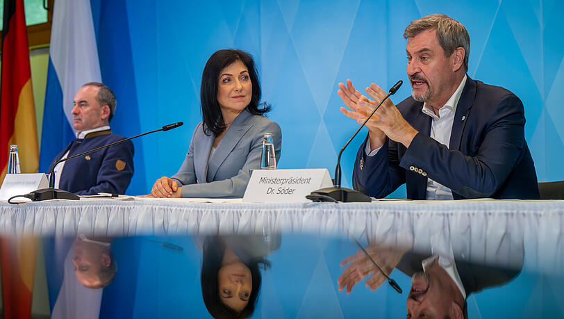 Hubert Aiwanger, (l-r) (Freie Wähler), Stellvertretender Ministerpräsident und bayerischer Wirtschaftsminister, Bundeswirtschaftsministerin Katherina Reiche (CDU) und Markus Söder, (CSU) Ministerpräsident von Bayern, nehmen nach der Klausurtagung des bayerischen Kabinetts an einer Pressekonferenz teil. Die Sitzung fand am Tegernsee im Süden der bayerischen Landeshauptstadt statt.